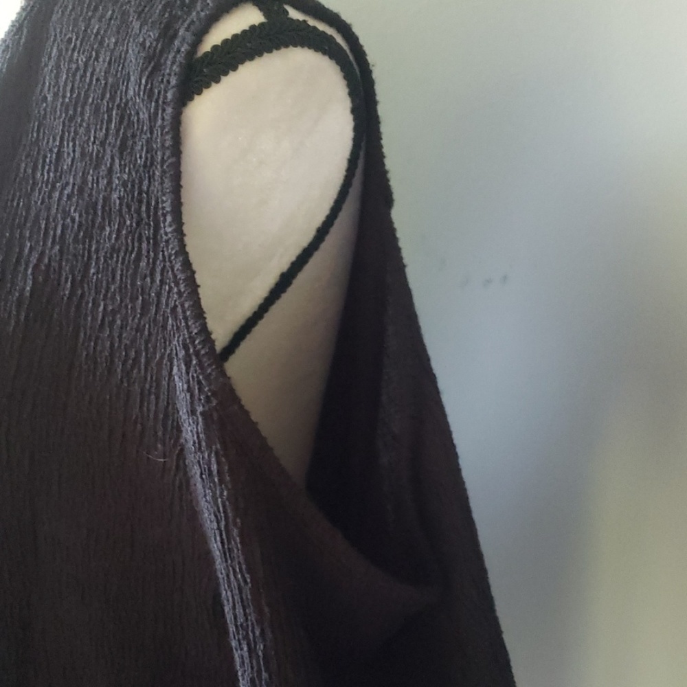 H&M black cold shoulder crinkle blouse - Picture 2 of 9